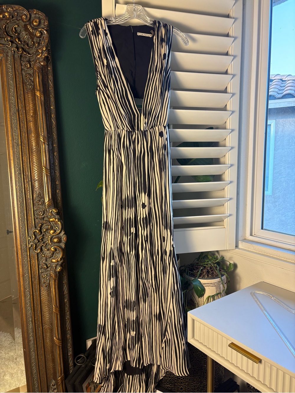 Alice + Olivia Lexa Silk Maxi Dress Plunge Neck Abstract Cream/Black Print Sz 8